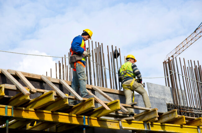 Terceirização de mão de obra na construção civil: como melhorar a gestão?