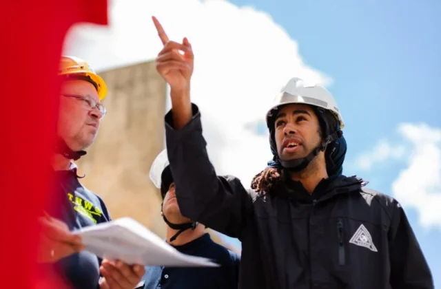 Imagem de engenheiros conversando sobre elaborar um cronograma para as obras.