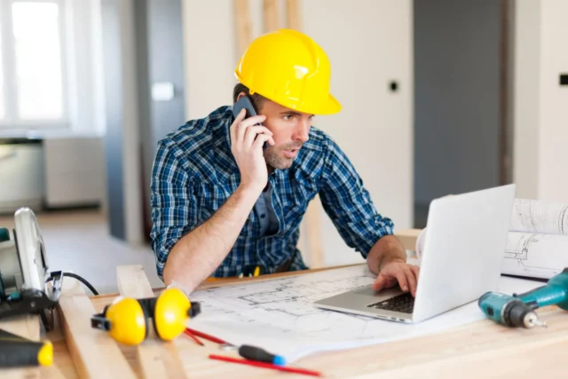 Engenheiros implementando técnicas de gestão da qualidade na construção civil